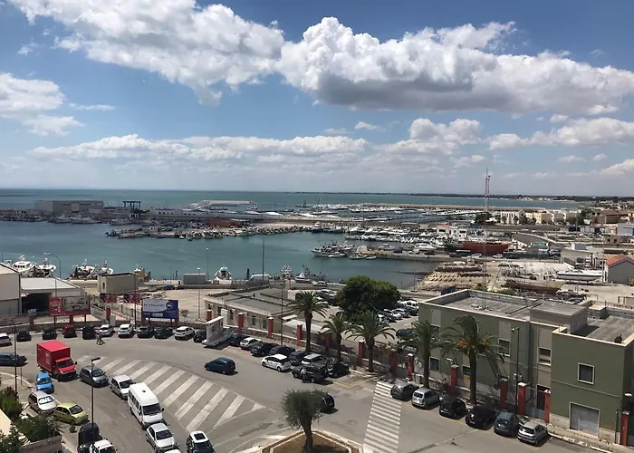 Piazza Marconi לינה וארוחת בוקר 3*